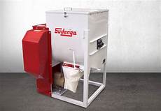 Feed Mixer And Distributing